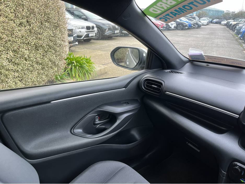 2021 Toyota Yaris - image 14