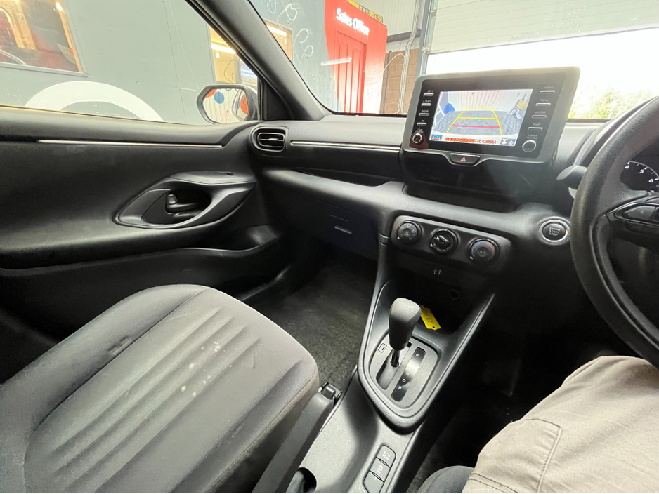 2021 Toyota Yaris - image 13