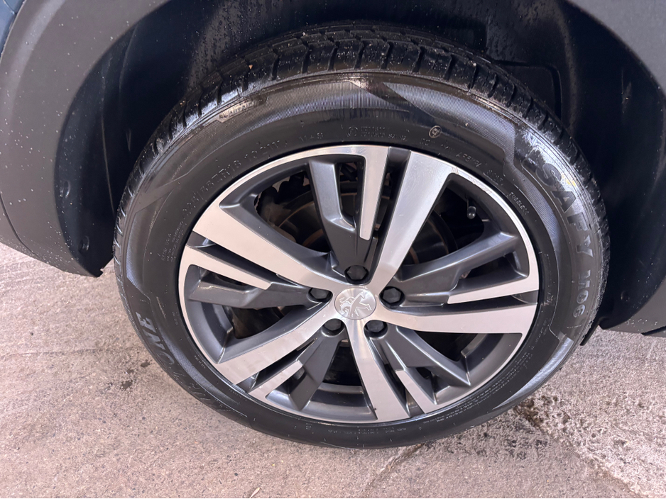 2022 Peugeot 5008 - image 5