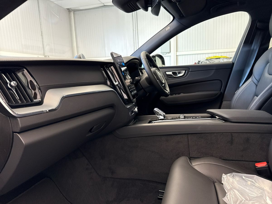 2026 Volvo XC60 - image 2