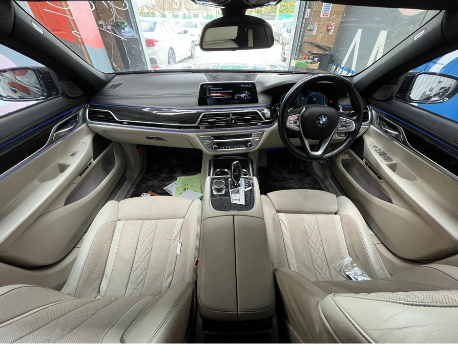 2016 BMW 7 Series - image 23