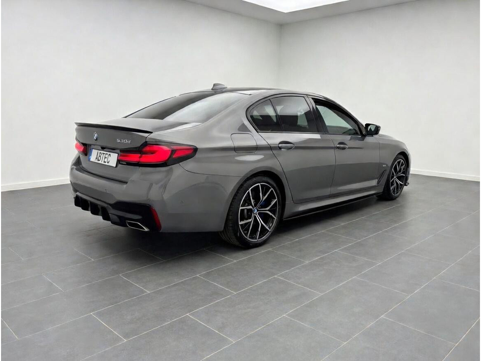 2021 BMW 5 Series - image 7