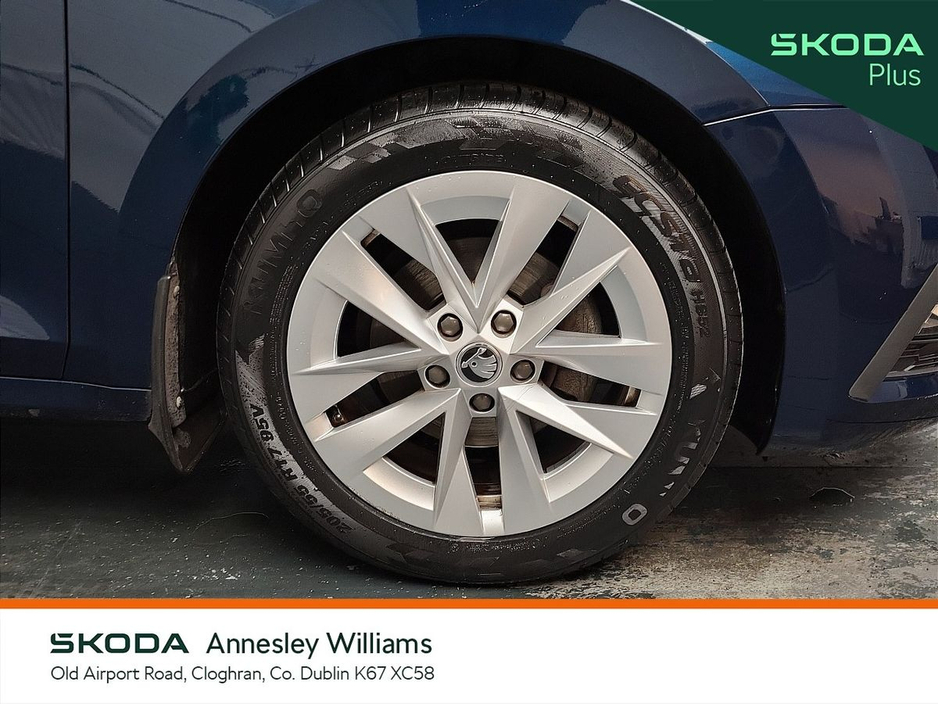 2021 Skoda Octavia - image 9