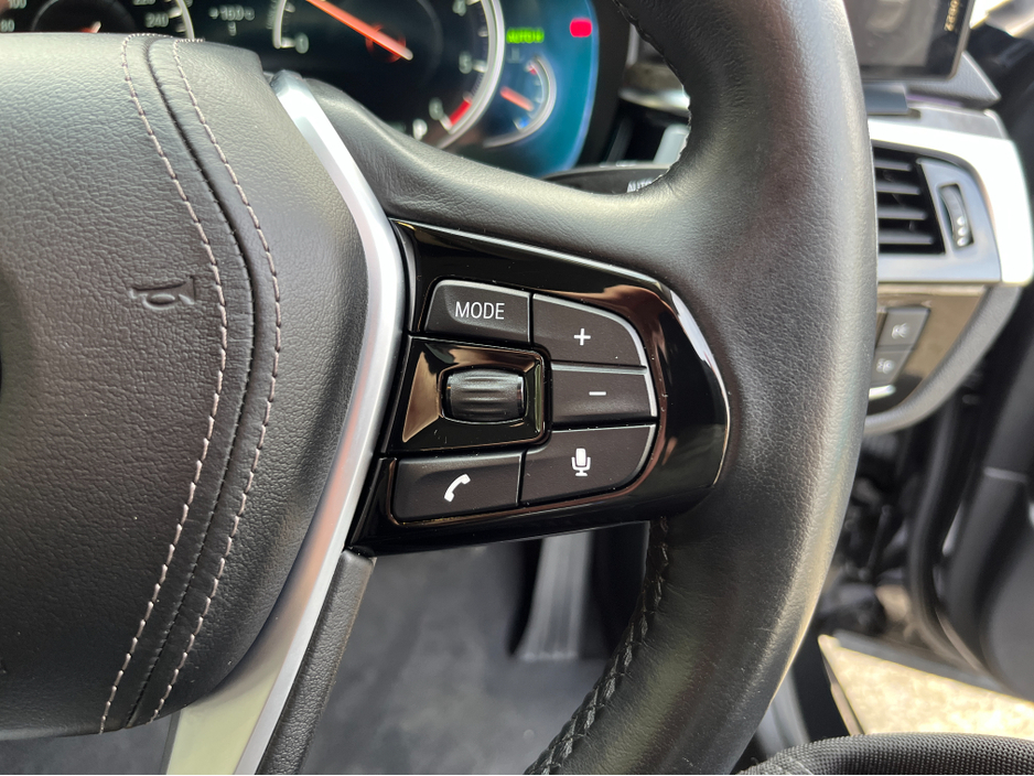 2018 BMW 5 Series - image 30