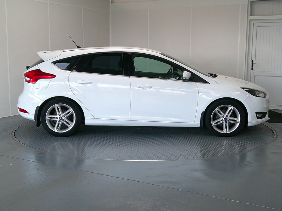 2017 Ford Focus - image 8