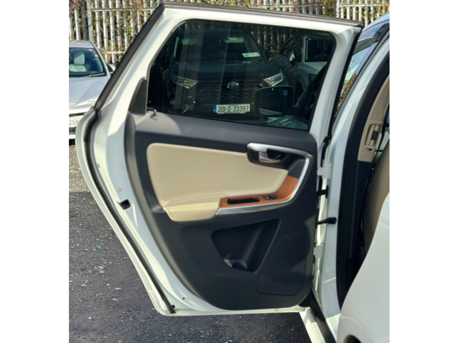 2017 Volvo XC60 - image 6