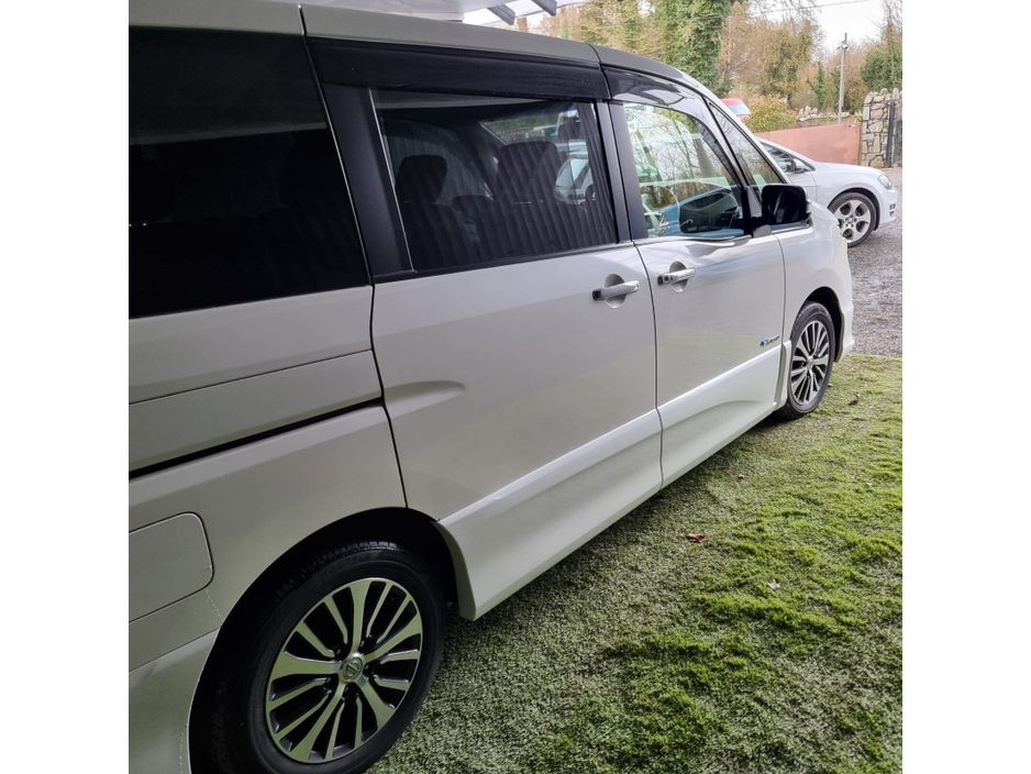 2014 Nissan Serena - image 5