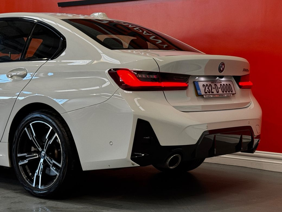 2023 BMW 3 Series - image 8