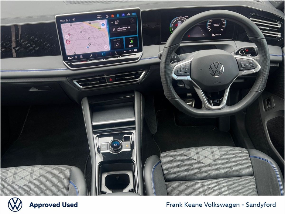 2025 Volkswagen Tiguan - image 2