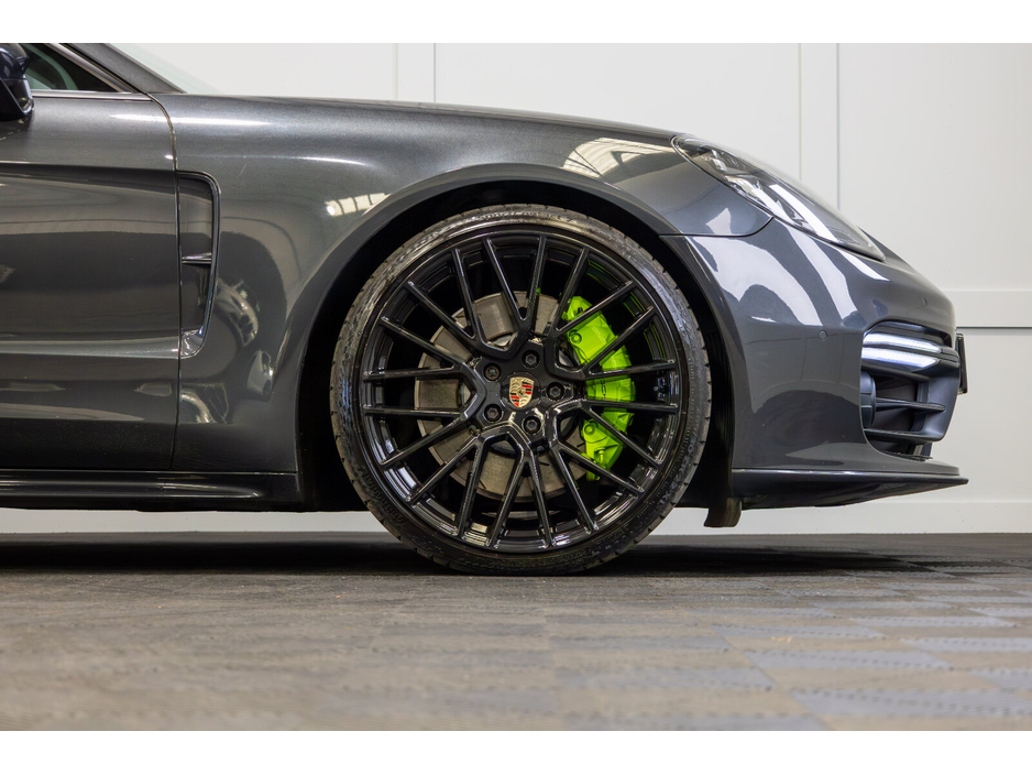 2018 Porsche Panamera - image 7