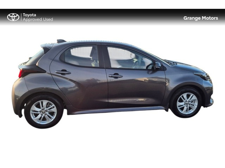 2024 Toyota Yaris - image 3