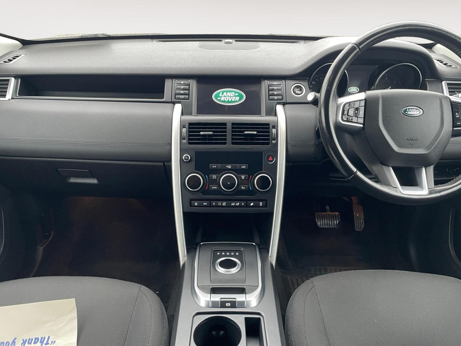 2018 Land Rover Discovery - image 12