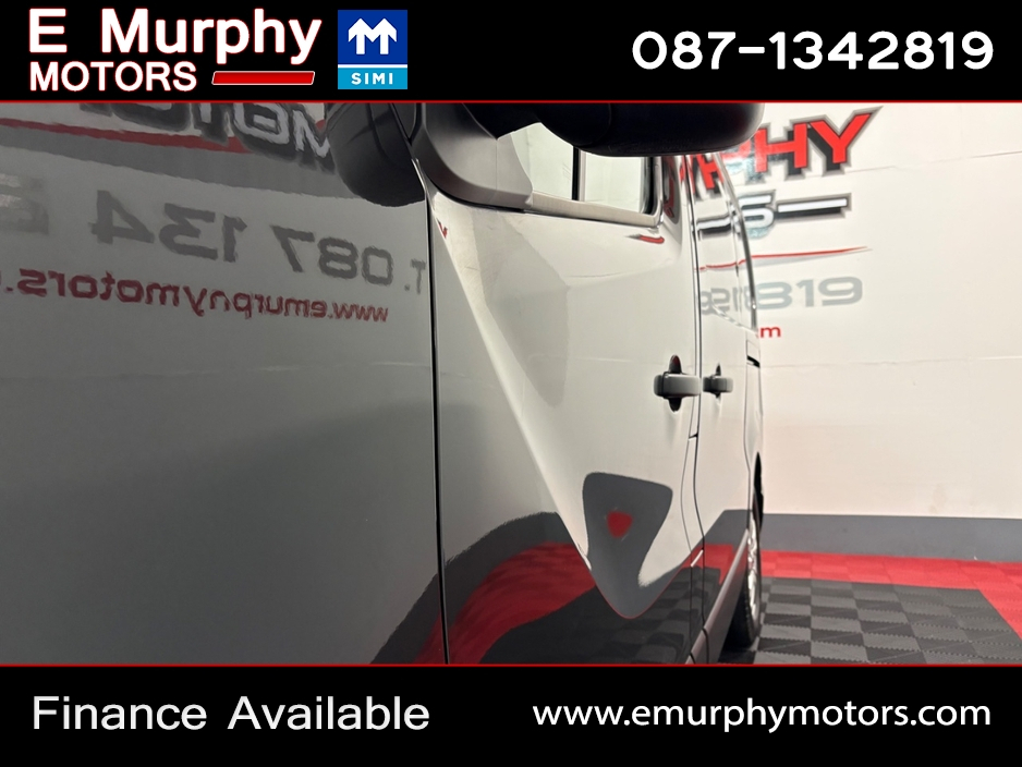 2023 Renault Trafic - image 23