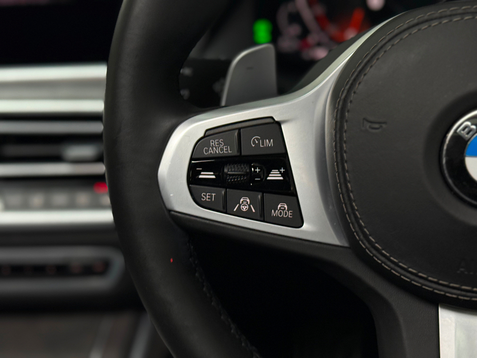 2020 BMW X7 - image 29