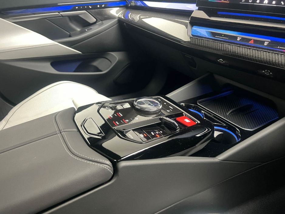 2025 BMW M5 M5 4.4 PHEV 727HP MARINA BAY €127,990