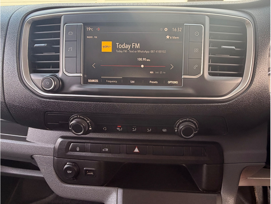 2022 Opel Vivaro - image 14