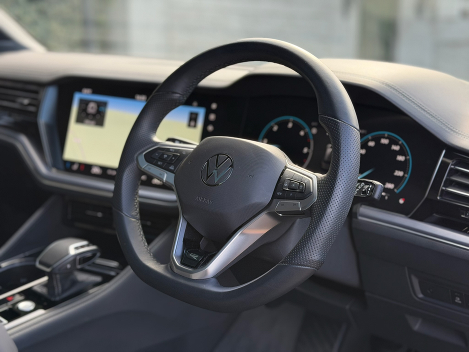 2025 Volkswagen Touareg - image 17