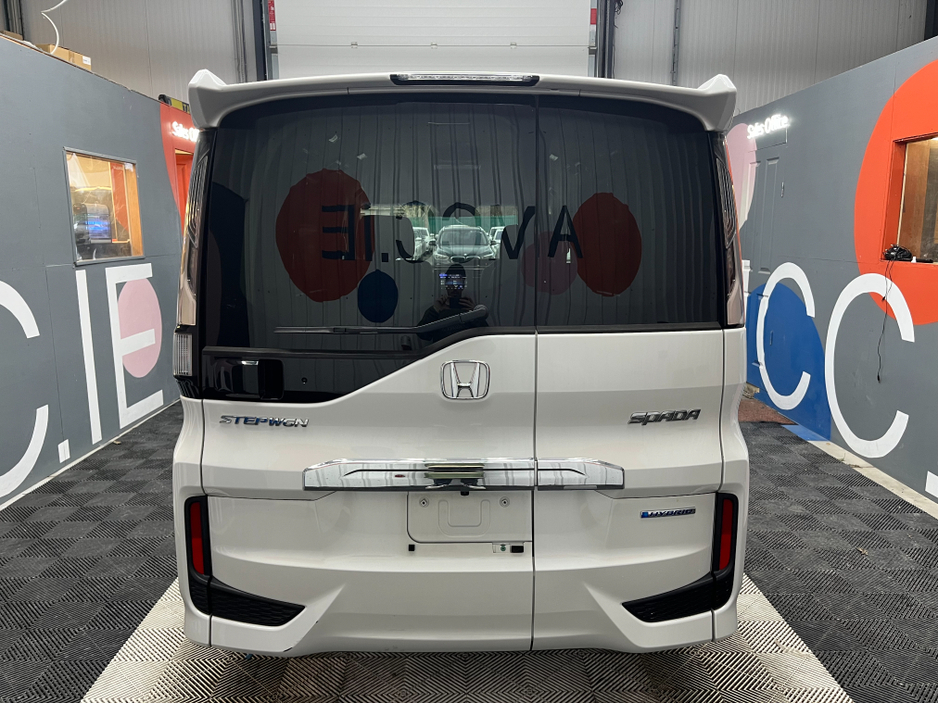 2019 Honda Stepwagon - image 3