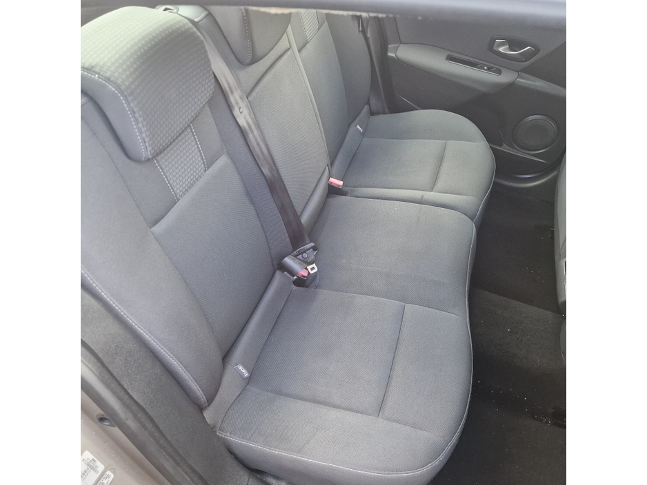 2011 Renault Fluence - image 8