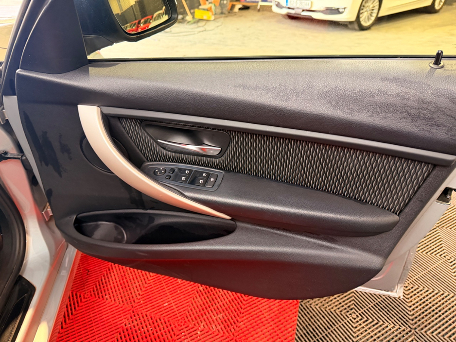 2015 BMW 3 Series - image 23