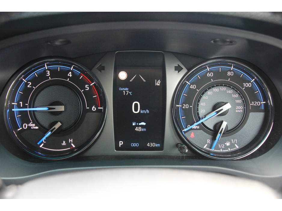 2025 Toyota Hilux Invincible X * Roll cover and bars inc €66,358