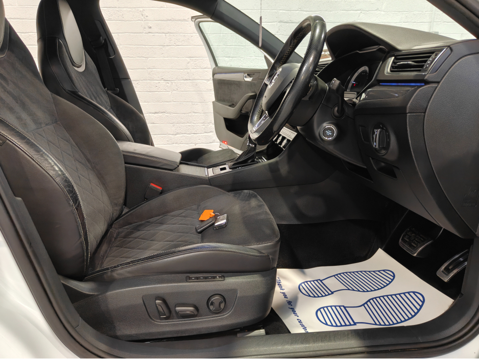 2018 Skoda Superb - image 15