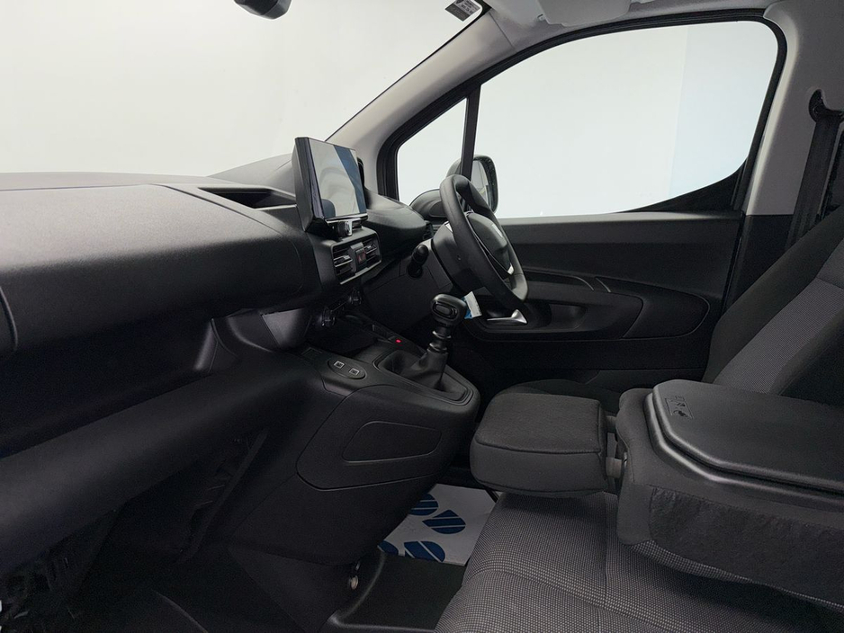 2026 Peugeot Partner - image 2