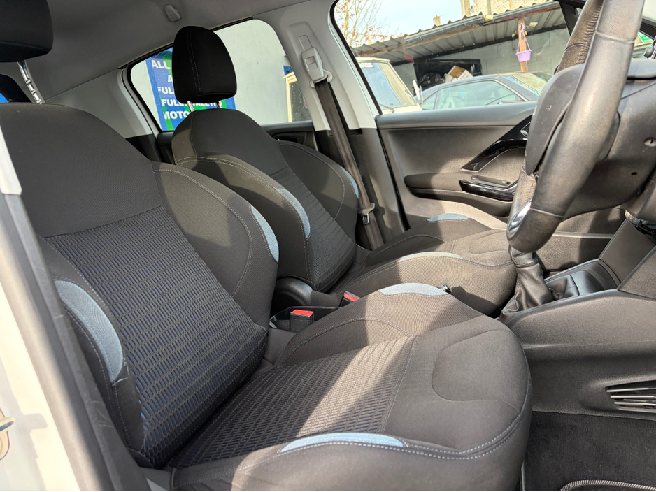 2014 Peugeot 208 - image 6