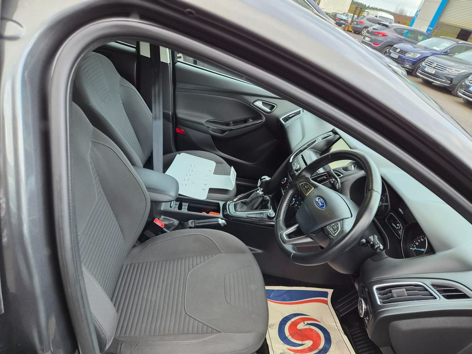 2016 Ford Focus - image 7