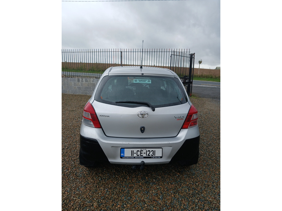 2011 Toyota Yaris - image 6