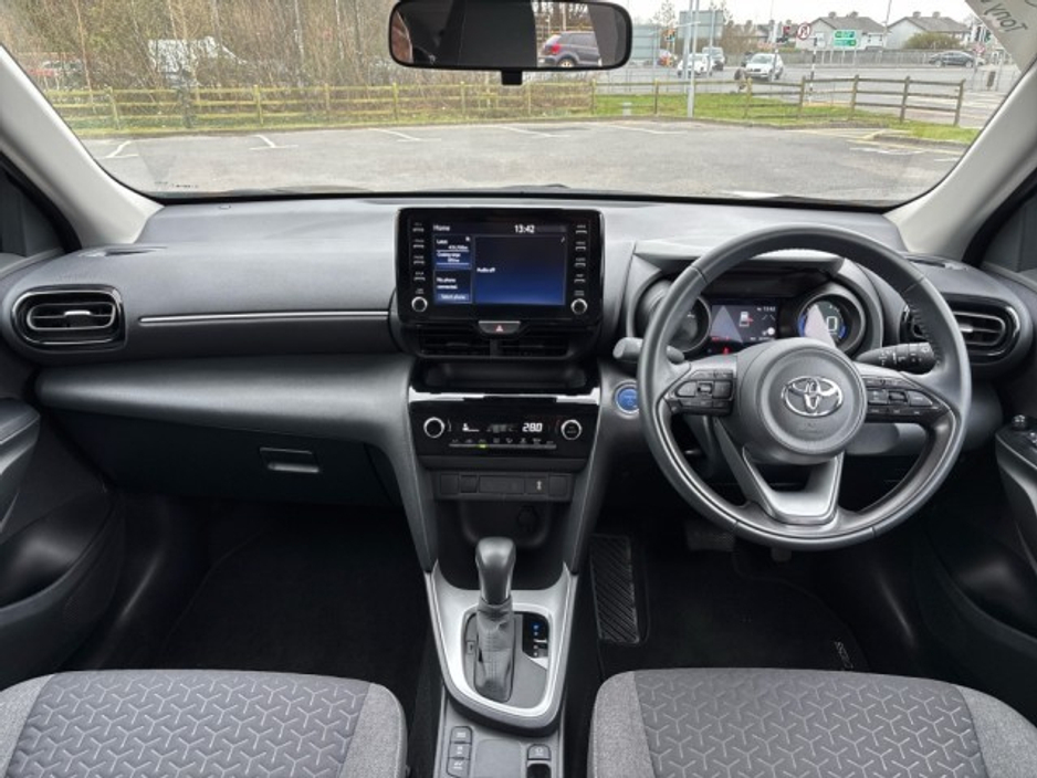 2023 Toyota Yaris Cross - image 8