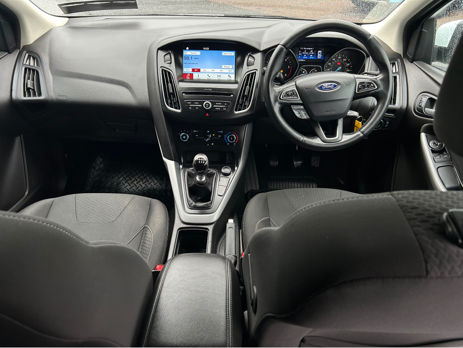 2017 Ford Focus - image 9