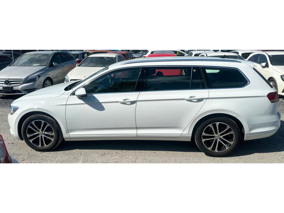 2016 Volkswagen Passat - image 4