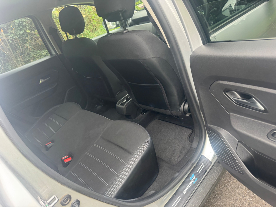 2019 Dacia Duster - image 8