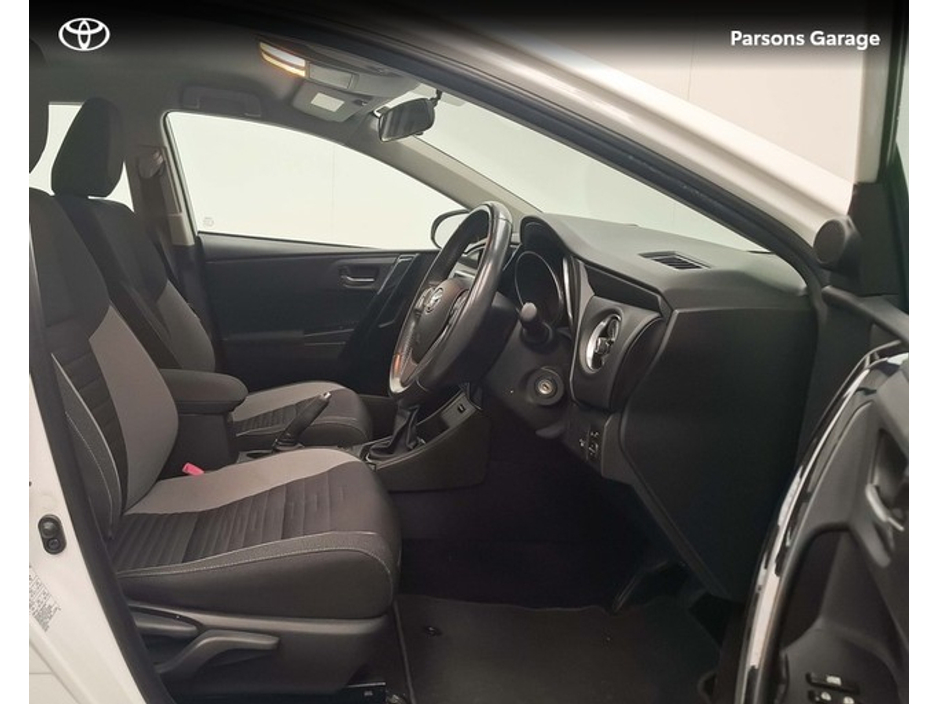 2016 Toyota Auris - image 10