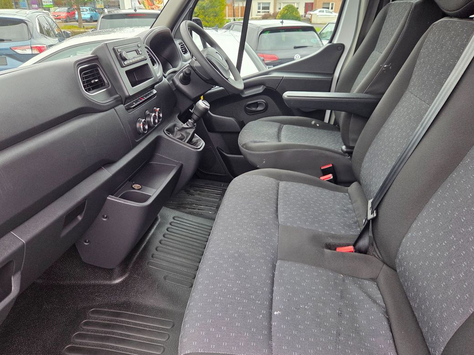 2021 Vauxhall Movano - image 9