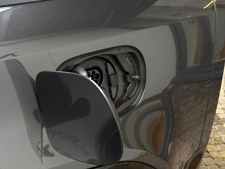 2025 Land Rover Defender - image 36