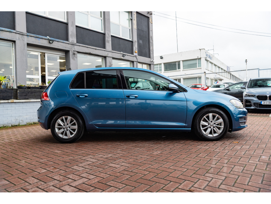 2016 Volkswagen Golf - image 2