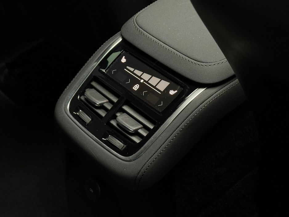 2025 Volvo XC90 - image 16