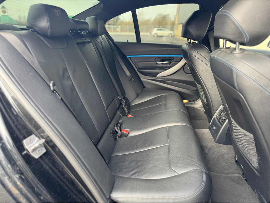 2017 BMW 3 Series - image 28