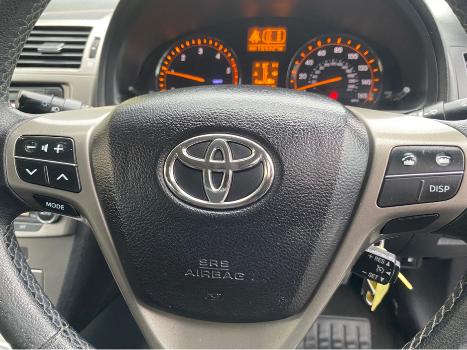 2011 Toyota Avensis - image 10