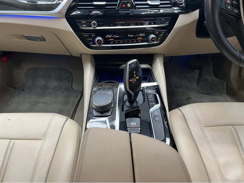 2017 BMW 5 Series - image 24