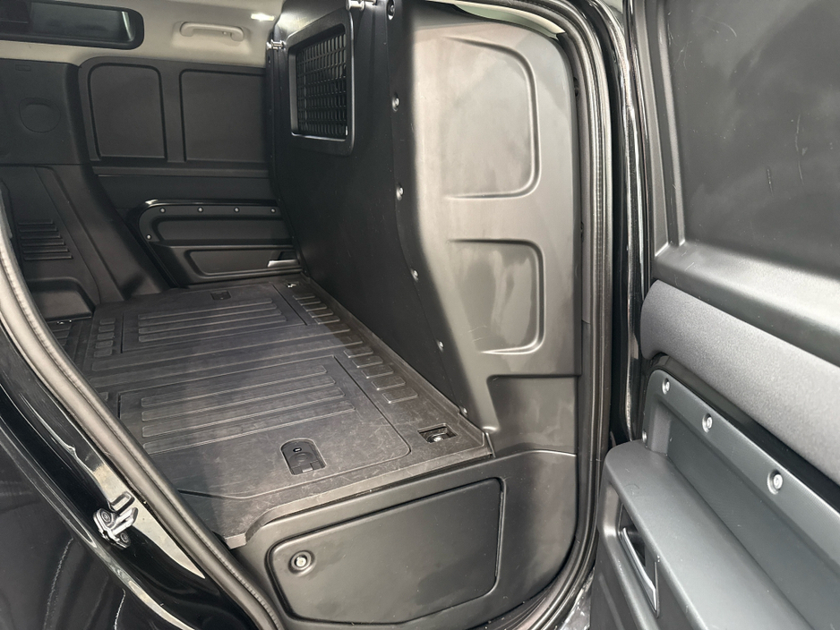 2021 Land Rover Defender - image 27