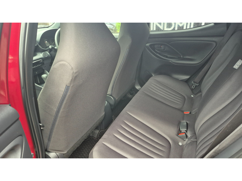 2020 Toyota Yaris - image 6