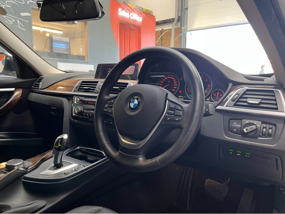 2018 BMW 3 Series - image 10