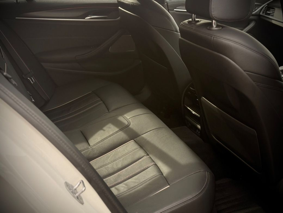 2023 BMW 5 Series - image 10