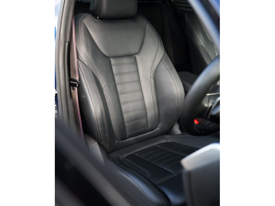 2022 BMW 3 Series - image 5