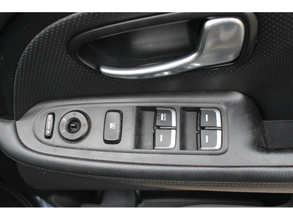 2013 Kia Carens - image 11