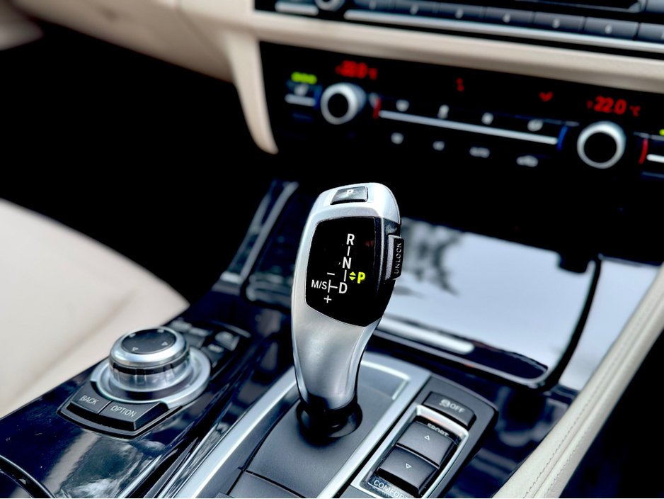 2015 BMW 5 Series - image 15