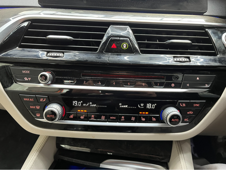 2017 BMW 5 Series - image 26